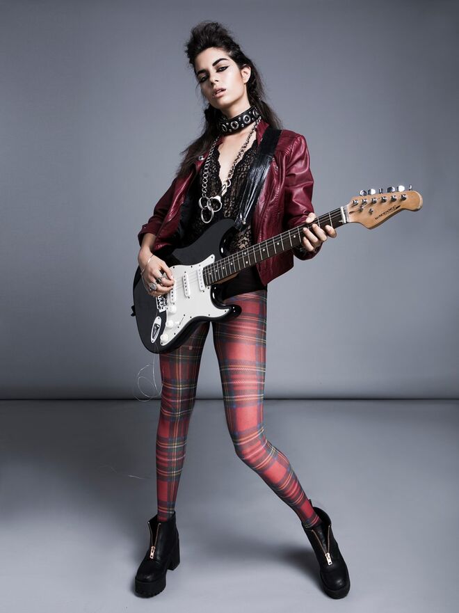 Rock the Punk | STYLIST: Mónica Reis de Castro MODELO: Bárbara Godinho AGÊNCIA: Face Models | Casaco, body e collants, cinto, corrente, anéis e botas, tudo da produção.