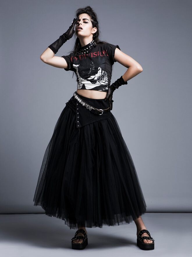Rock the Punk | STYLIST: Mónica Reis de Castro MODELO: Bárbara Godinho AGÊNCIA: Face Models | T-shirt e anéis da produção. Saia e luvas, Du chic à vendre. cintos da produção. Corpete, Zara. Sandálias, Pull&Bear. 