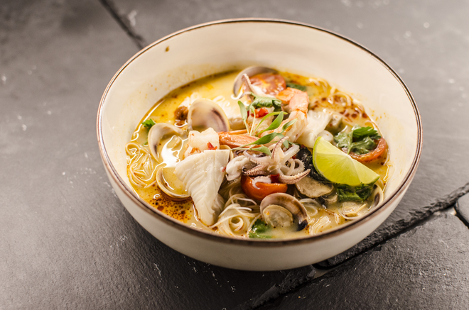 Tom Yum, um caldo fresco e picante com camarões, lulas, ameijoa e massa de arroz, €15