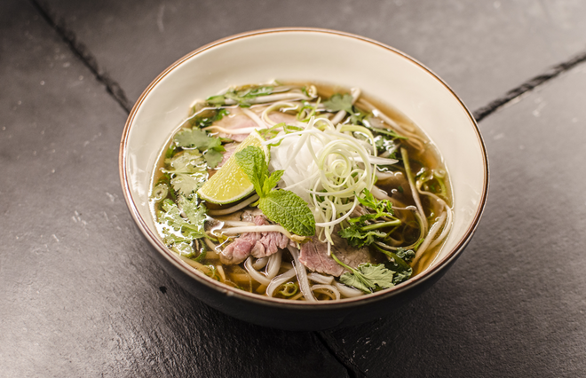 Pho Beef, com massa de arroz vietnamita num caldo aromático de ervas com fatias de bife do lombo, €15