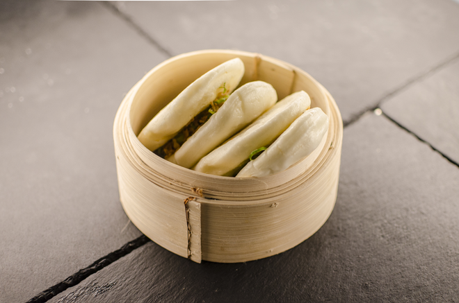 Bao com manteiga de wasabi, hortelã, cebolo e cebola crocante €3,50