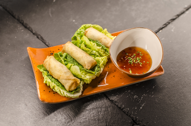 Spring rolls de frango ou de camarão, €6