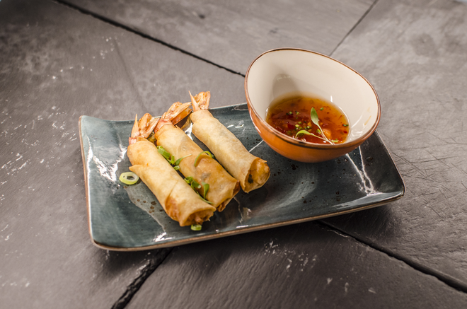 Spring rolls de frango ou de camarão, €6