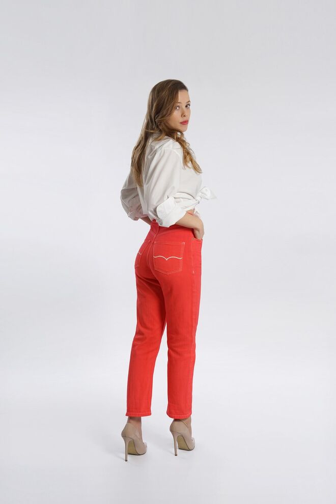 Marca portuguesa Aly John apresenta coleção inspirada pelo poder feminino