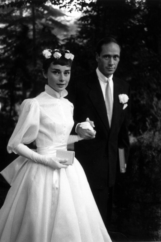 Audrey Hepburn (1954) | Casamento com Mel Ferrer. Vestido de Pierre Balmain.