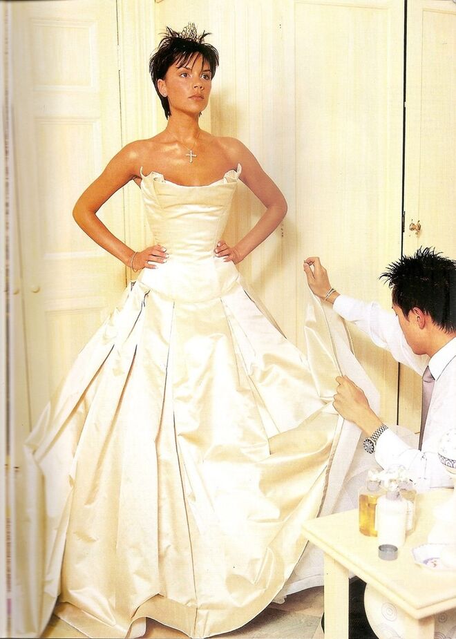Victoria Beckham (1999) | Casamento com David Beckham. Vestido de Vera Wang.