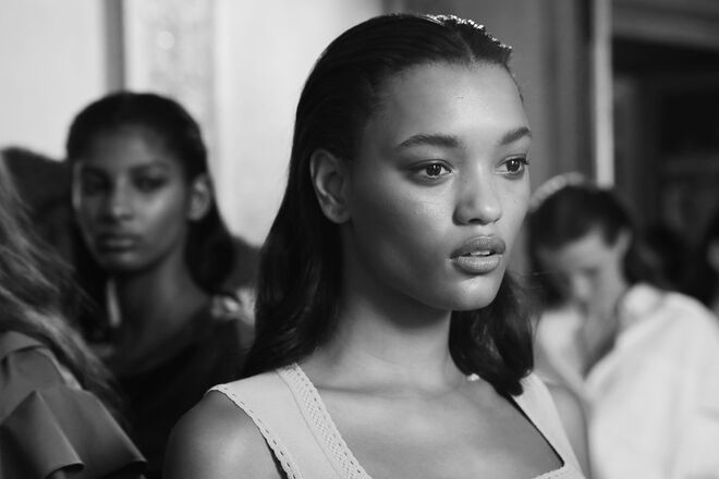 Se quer fugir aos apanhados, mas não quer os cabelos à frente dos olhos, um wet look é perfeito para dar destaque à maquilhagem: aplique o gel efeito molhado por madeixas até à linha da nuca e deixe o resto solto, ondulado, liso ou texturizado para um efeito mais dramático.