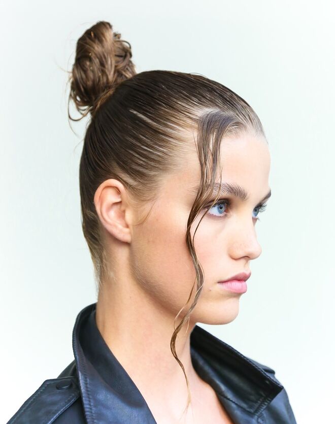 Um twist moderno num penteado clássico, que apenas precisa de um gel de efeito molhado. Ideal para os dias de verão.