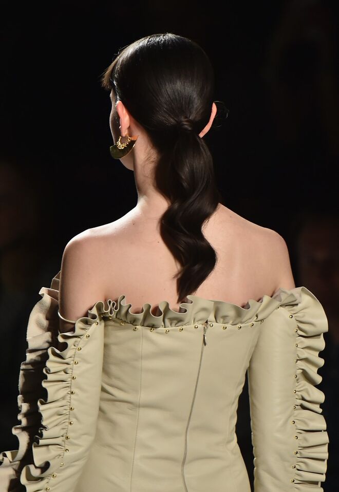 O glamour clássico dos anos 60 num rabo-de-cavalo fácil de fazer em casa. Apanhe-o com uma madeixa lateral do próprio cabelo, prenda com um gancho e faça uma ondulação.