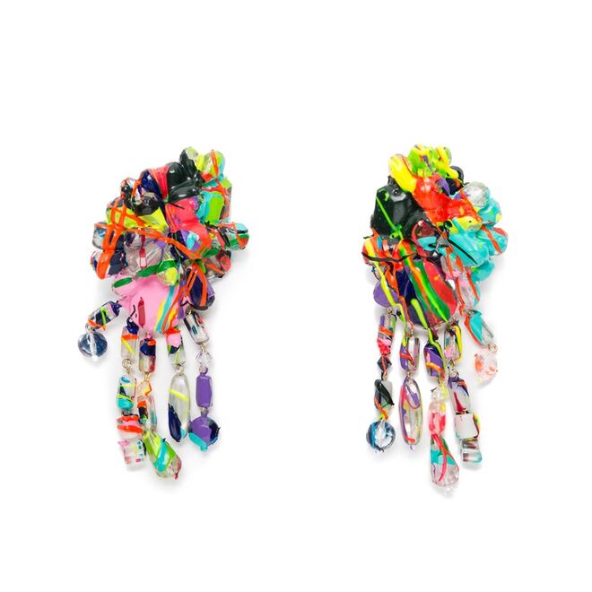 Brincos em vidro e resina, €65, Bimba y Lola