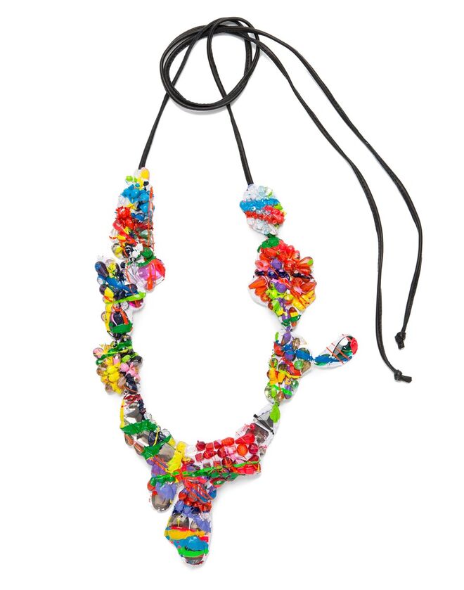 Colar em pele e vidro, €110, Bimba y Lola