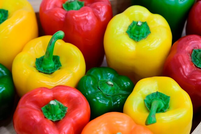 Legumes de cor verde ou alaranjada, como os pimentos.