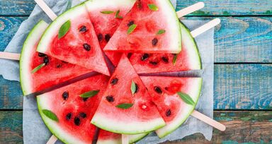 Cinco alimentos que combatem o calor no verão