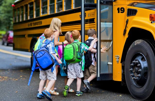 Vender o que já não usamos. À medida que os anos vão passando, há sempre peças que ainda estão em bom estado e que as crianças já não usam. São muitos os sites e as páginas de Facebook que ajudam a vendê-los online.