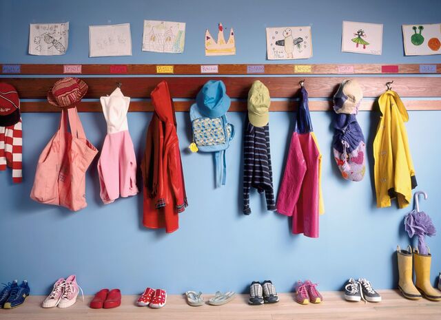 Comprar online. Muitas lojas oferecem descontos exclusivos online, sobretudo no que toca a livros escolares. É o caso, geralmente, da Wook, do Continente, da Bertrand, da Leya, da Staples, do Jumbo ou da Fnac. Muitas destas promoções começam logo nos meses de julho e agosto.