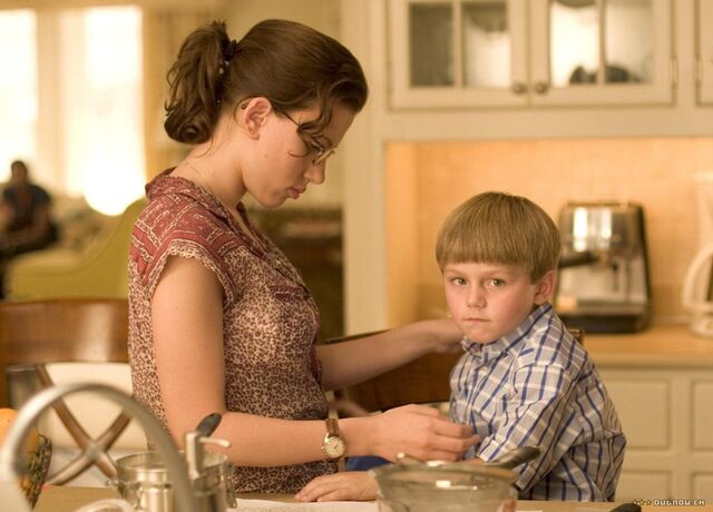 Fazer uma lista de tudo, desde o material escolar à roupa, aos sapatos e aos livros, para que não se perca no infindável número de exigências. Desta forma, tem tempo de comparar preços e decidir-se pelos melhores. Na lista pode também estabelecer o valor máximo que pretende gastar. Nunca comprar por impulso. 