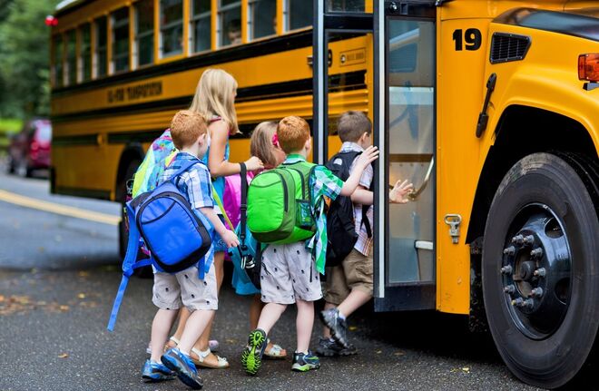 Vender o que já não usamos. À medida que os anos vão passando, há sempre peças que ainda estão em bom estado e que as crianças já não usam. São muitos os sites e as páginas de Facebook que ajudam a vendê-los online.