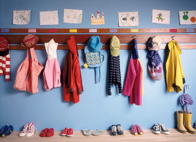 Comprar online. Muitas lojas oferecem descontos exclusivos online, sobretudo no que toca a livros escolares. É o caso, geralmente, da Wook, do Continente, da Bertrand, da Leya, da Staples, do Jumbo ou da Fnac. Muitas destas promoções começam logo nos meses de julho e agosto.