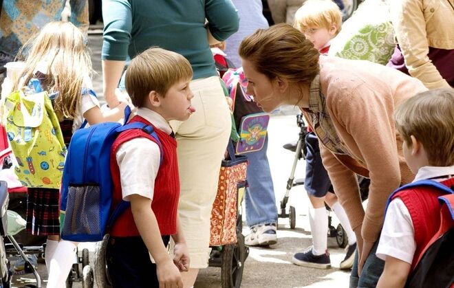 Comprar material de marcas brancas. Nem sempre é uma tarefa fácil, porque as crianças gostam sempre das marcas que reconhecem da televisão, mas há que estabelecer um compromisso para vencer esta batalha. Mas atenção: nem sempre os materiais mais baratos compensam. Há objetos que valem o investimento, uma vez que duram mais e não se estraguem logo no primeiro mês de uso.