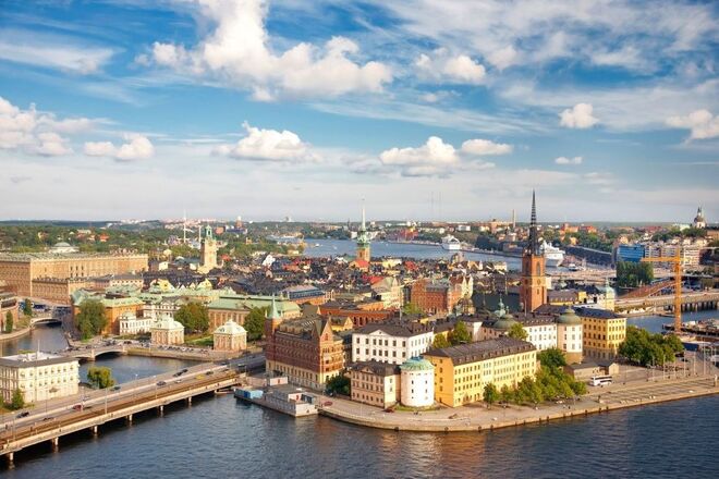 SUÉCIA | Este é um país campeão no que toca aos direitos das mulheres: tem uma das políticas de apoio à parentalidade melhores do mundo para ambos os sexos (os pais têm direito a 480 dias de licença pagos na totalidade e divididos entre ambos), as mulheres têm direito a cuidados pré-natais gratuitos ou subsidiados e metade dos ministros do governo são mulheres.