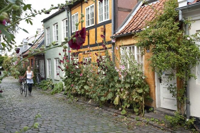 DINAMARCA | Comparativamente a outros países, a Dinamarca tem pequenas lacunas entre homens e mulheres no que diz respeito à educação, economia, saúde e política. Tem também uma das políticas de parentalidade mais flexíveis da União Europeia.