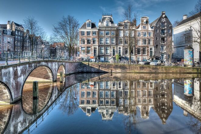 HOLANDA | Na Holanda, as novas mães têm direito a uma enfermeira de apoio, que é paga através de um seguro. O país tem também, nos últimos anos, reduzido as desigualdades entre homens e mulheres em diferentes campos.