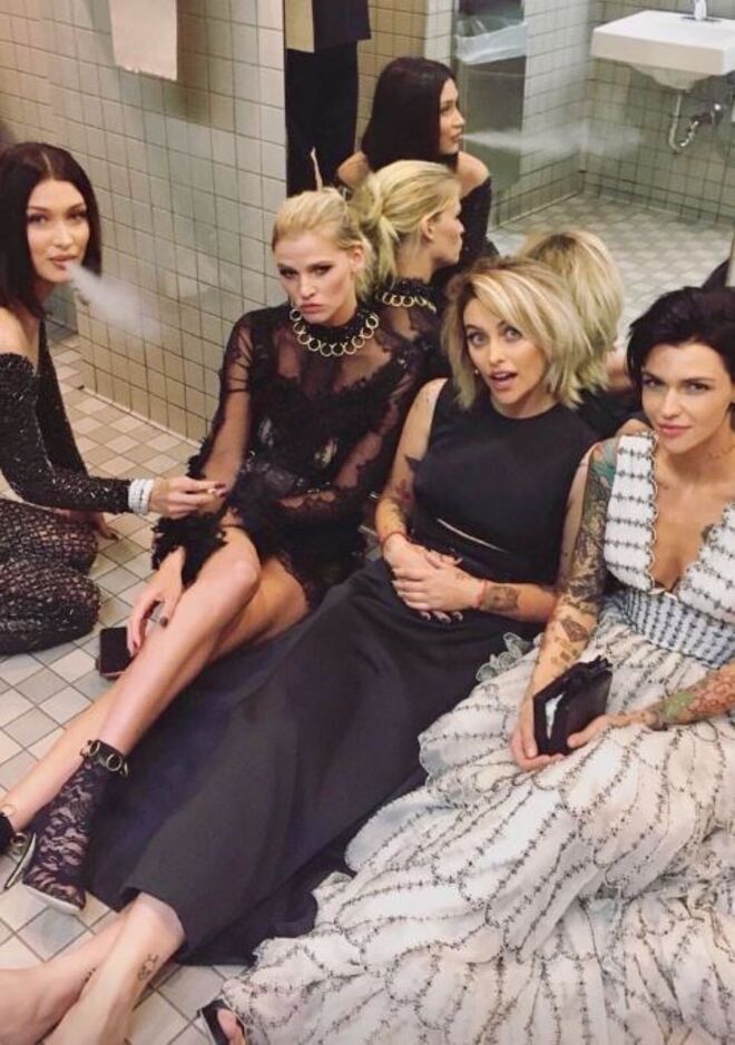 Fotografia que gerou polémica por mostrar as modelos a fumar na casa de banho do MET