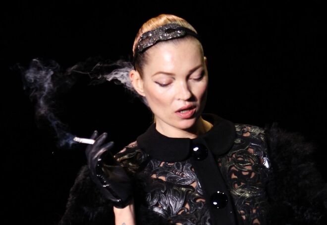 Kate Moss causou polémica quando fumou um cigarro na apresentação da coleção outono-inverno da Louis Vuitton