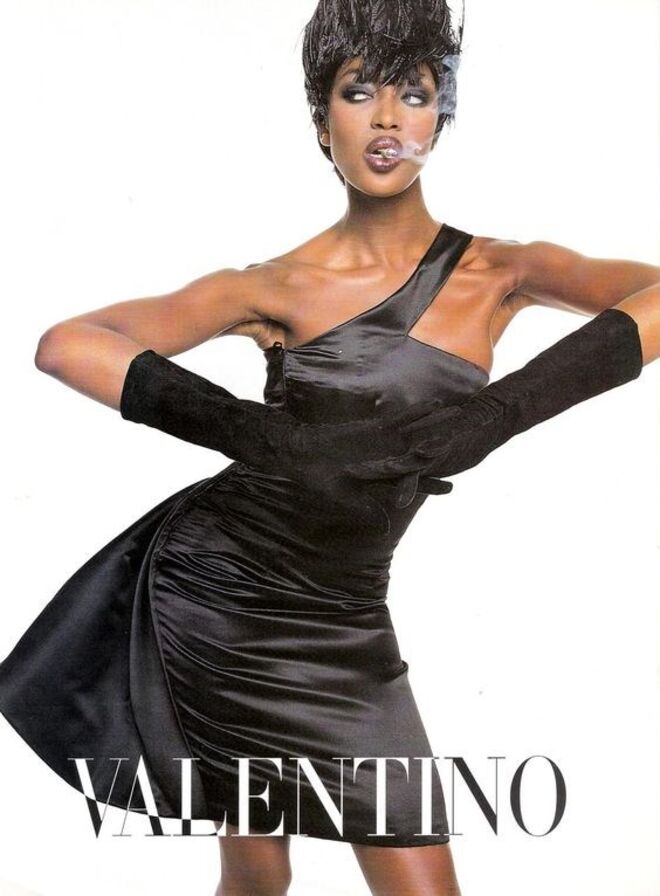 Naomi Campbell fotografada por Walter Chin para a campanha de outono-inverno de 1995 da Valentino