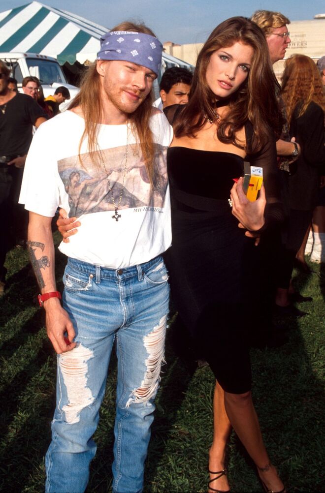 AXL Rose e Stephanie Seymour | Stephanie e o vocalista dos Guns N’Roses estiveram juntos durante dois anos. Ela chegou a protagonizar alguns dos vídeos da banda como ‘November Rain’ e ‘Don’t Cry’.