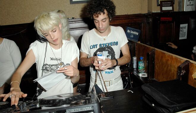 Agyness Deyn e Albert Hammond Jr. | A modelo e o baterista dos The Strokes estiveram juntos pouco mais de um ano.