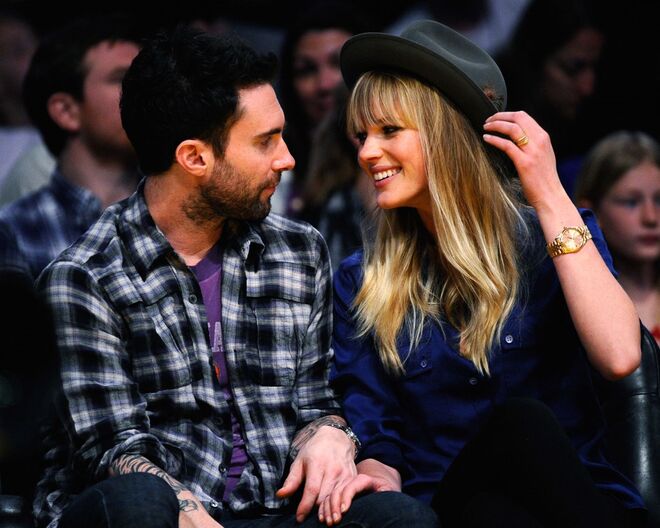 Adam Levine e Anne V | Esta foi uma das muitas modelos com quem o vocalista dos Maroon 5 namorou, entre 2010 e 2012.
