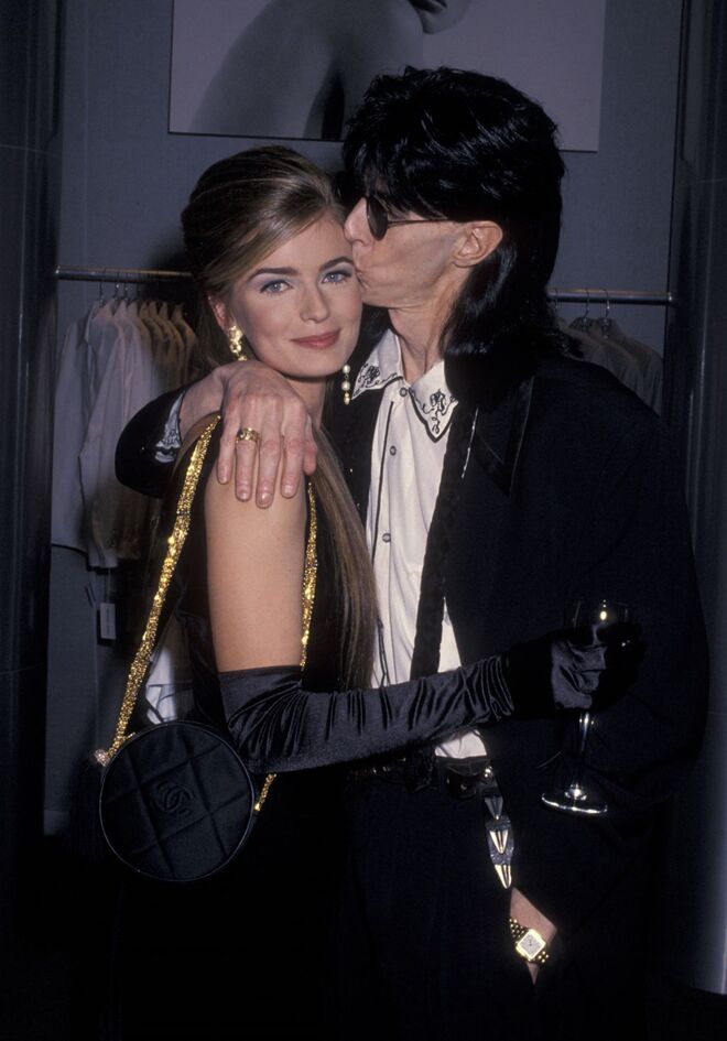 Paulina Porizkova e Ric Ocasek | Conheceram-se nas gravações do videoclip ‘Drive’ (The Cars). Casaram-se 5 anos depois e continuam juntos até hoje com dois filhos.