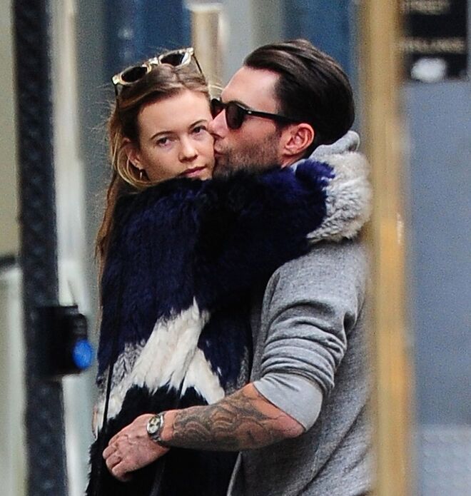 Behati Prinsloo e Adam Levine | Casaram no México em 2014 e têm um filho.