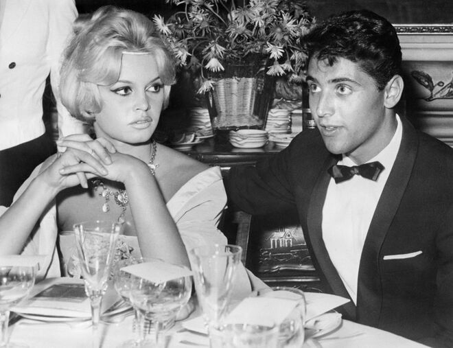 Brigitte Bardot e Sacha Distel | Distel ganhou um Óscar pela sua interpretação do tema musical ‘Raindrops Keep Falling on my Head’. Teve um pequeno affair com Brigitte Bardot, mas a relação terminou depois de esta ter recusado a sua proposta de casamento. 