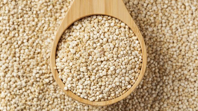 Quinoa: Deve introduzi-la na sua dieta pelas mais diversas razões. Para começar, porque é uma das sementes mais completas, é uma fonte de proteína, fibra, hidratos de carbono e gorduras saudáveis. O consumo ajuda a prevenir doenças cardiovasculares e o alto teor de magnésio ajuda a manter a pressão arterial.