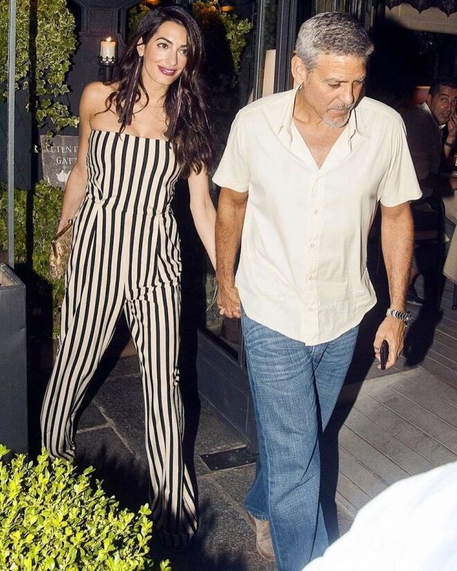 Amal vestida com um macacão da linha de moda da sua irmã mais nova, Totally Tala, em  agosto 2017