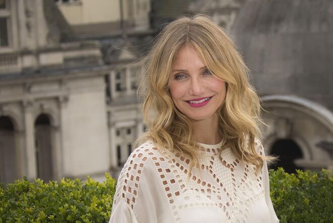 RIR | Assim como é importante passar tempo com os amigos, também o é rir. Este é um dos grandes segredos para envelhecer bem. O ideal mesmo é começar o dia com um sorriso, mas para isso é fundamental que saibamos rir de nós próprios. Cameron revela no seu livro que “a alegria e a tristeza estão lado a lado, são as duas caras da moeda e uma não vive sem a outra. Por isso tento encontrar o lado divertido das coisas e a minha regra principal é rir-me de mim mesma”.