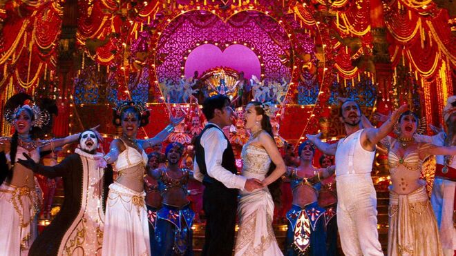 MOULIN ROUGE (2001) | O romance entre Nicole Kidman e Ewan McGregor é razão suficiente para uma viagem no tempo por uma Paris que já não existe, com destaque para Montmartre.
