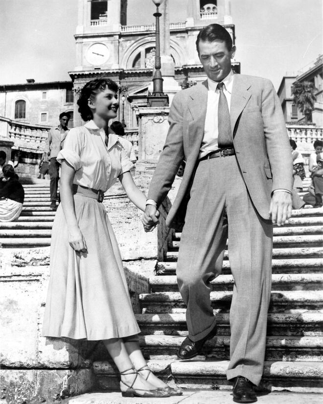 FÉRIAS EM ROMA (1953) | O mítico filme de Audrey Hepburn e Gregory Peck, totalmente passada em Roma (Itália). Hepburn interpreta uma princesa caprichosa e Peck um jornalista. Juntos percorrem a cidade italiana de vespa, a provar que há clichés que fazem sempre sentido.