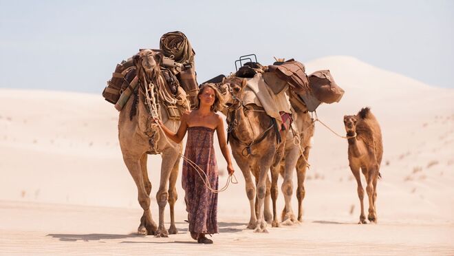 TRACKS (2013) | Um filme que narra a história real da aventureira Robyn Davidson (Mia Wasikowska), que abandona a sua vida para atravessar o deserto australiano, somente acompanhada de quatro camelos e um cão.