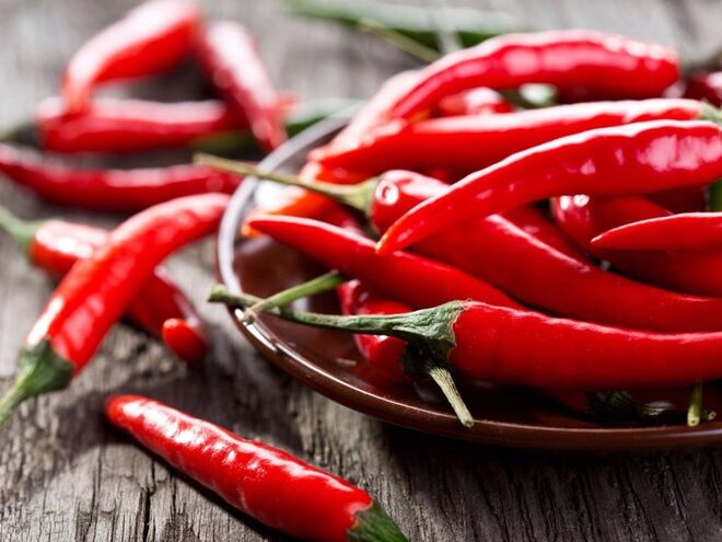 ALIMENTOS PICANTES | Parece mentira, mas quando comemos alimentos picantes, a temperatura corporal desce: o corpo tende a aumentá-la para ao mesmo tempo regulá-la. E o suor geralmente provocado no nosso corpo acaba por ajudar a pele a arrefecer. 