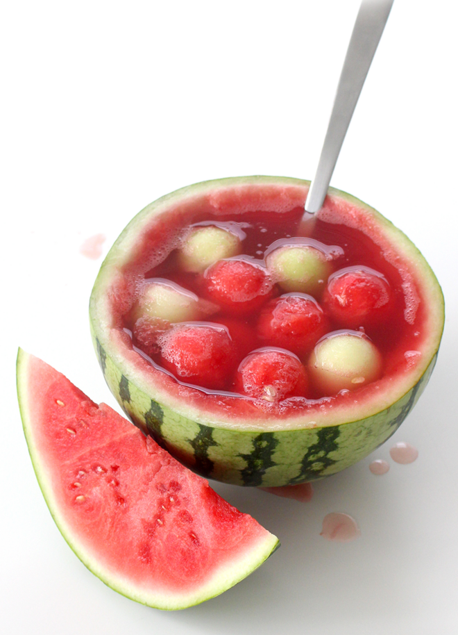 MELANCIA E MELÃO | Se já é importante em dias normais beber muita água, em dias de muito calor devemos beber ainda mais. Tanto a melancia como o melão são ricos em água e bastante refrescantes. Além disso, também contêm fibras e minerais, que ajudam o nosso organismo a recuperar das perdas de magnésio e potássio que se produzem com o suor. 