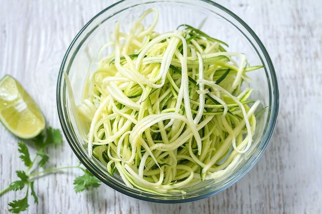 ABOBRINHA | Este é mais um alimento com alto teor de água (composto por 95% dela) e com muito poucas calorias. É também uma grande fonte de vitamina A, que ajuda a manter a pele, a visão e o sistema imunológico saudáveis. Contém também vitamina C, essencial para a produção de colagénio. 