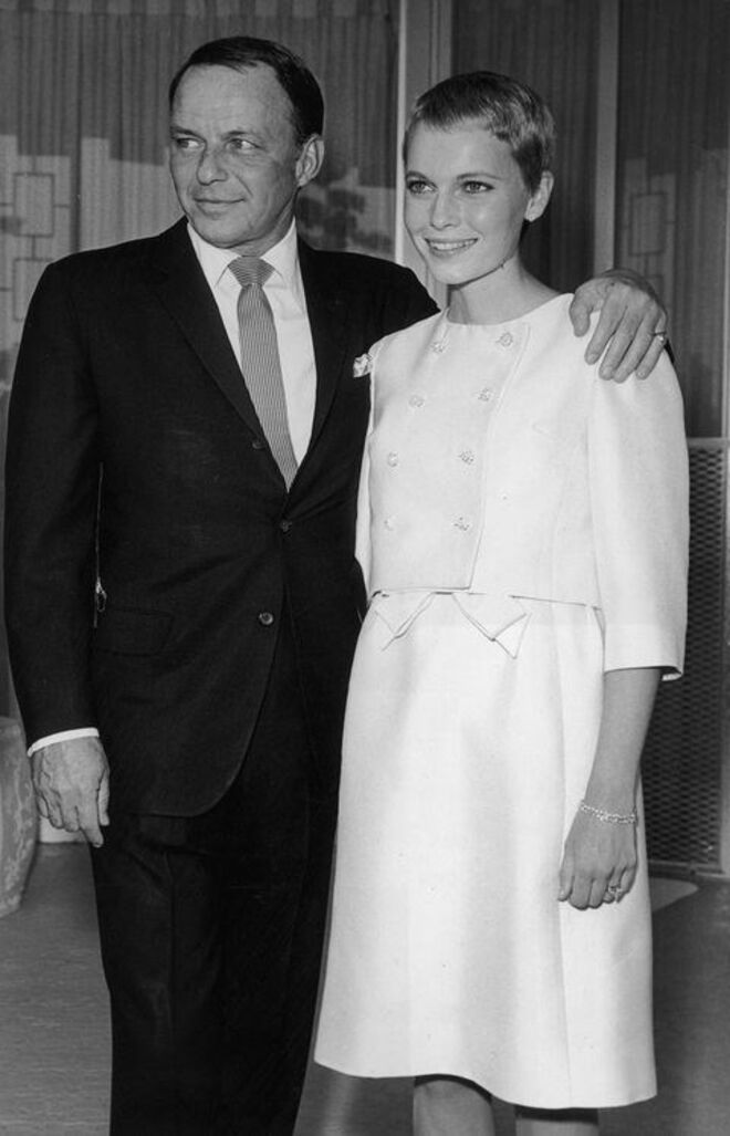 FRANK SINATRA E MIA FARROW | Sinatra tinha 50 anos e Farrow 21 quando se casaram em 1966. O divórcio não foi polémico: ambos ficaram amigos nos anos que se seguiram.