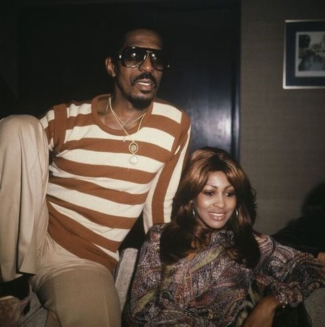 IKE E TINA TURNER | Em 1976, Tina Turner deixou Ike, fugindo de anos de violência doméstica. Na altura, ambos tiveram uma feia discussão. O divórcio só ficou finalizado em 1978.
