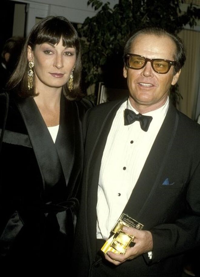 ANJELICA HUSTON E JACK NICHOLSON | Chegaram a entrar em filmes juntos e fizeram as delícias dos paparazzi enquanto estiveram juntos. Em 1990, depois de 17 anos, decidiram separar-se.