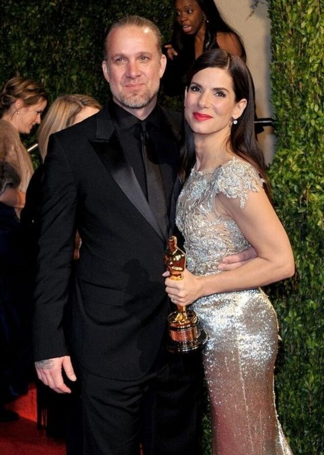 SANDRA BULLOCK E JESSE JAMES | O casal separou-se precisamente oito dias depois da atriz ter arrecadado o Óscar de Melhor Atriz em 2010. Jesse James terá surgido em fotografias espalhadas por toda a imprensa usando o símbolo nazi e havia rumores de uma relação com uma modelo. 