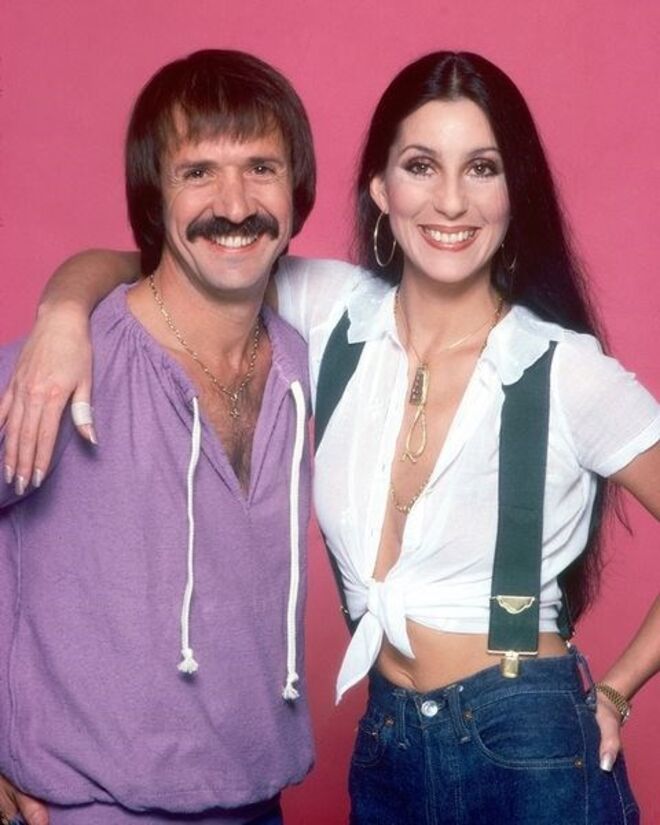SONNY E CHER | Separaram-se em 1974, embora só um ano depois tenha sido oficializado. A separação chocou os fãs, tendo em conta que ambos chegaram a fazer uma carreira musical juntos. 