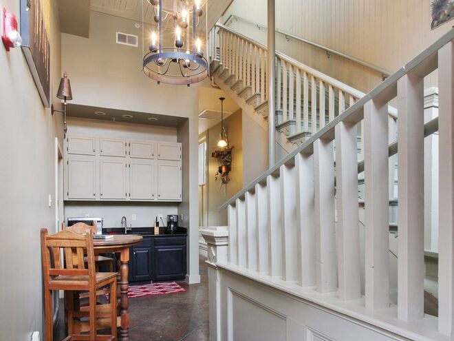 QUARTEL DE BOMBEIROS | Em Nova Orleães, nos Estados Unidos. Quartel histórico, renovado, com 7 quartos e 7 casas de banho. €971/noite